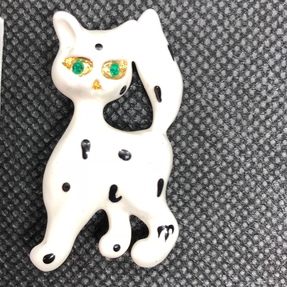 Enamel cat pin